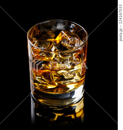 A refined glass of whiskey on the rocks 124167033