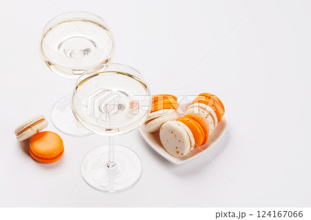 Pairing of champagne and delicate macaroons 124167066