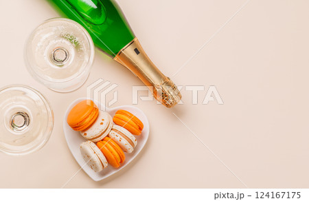 Pairing of champagne and delicate macaroons 124167175