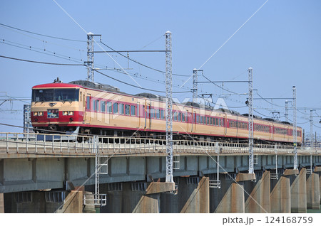 東海道本線　茅ヶ崎－平塚　JR東日本　185系　OM08編成（大宮）　踊り子 124168759