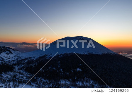 冬の黒斑山から見る浅間山の御来光（ガトーショコラ） 124169296