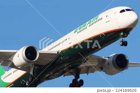 エバー航空B787-10離陸上昇 124169820