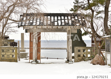冬の北海道江差町で成翁山法華寺境内の風景を撮影 124170231