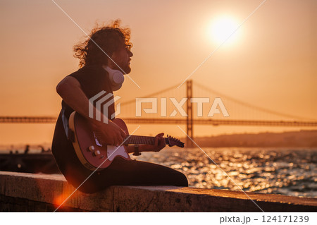 Street musician playing electric guitar in the street Street musician playing electric guitar in the street 124171239