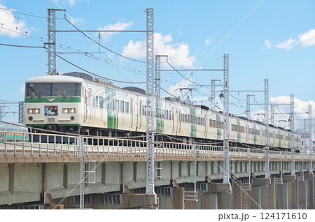 東海道本線　茅ヶ崎－平塚　JR東日本　185系　A8編成（大宮）　踊り子 124171610
