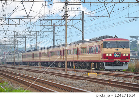 東海道本線　大磯－二宮　JR東日本　185系　OM08編成（大宮）　踊り子 124171614