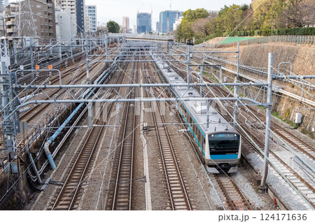 【京浜東北線】早朝の都心部を快走する普通列車 124171636