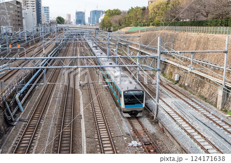 【京浜東北線】早朝の都心部を快走する普通列車 124171638