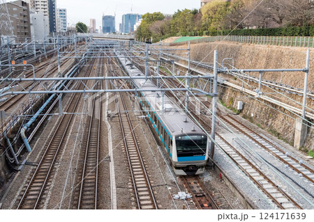 【京浜東北線】早朝の都心部を快走する普通列車 124171639