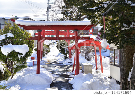 冬の北海道北斗市で七重浜稲荷神社境内の風景を撮影 124171694