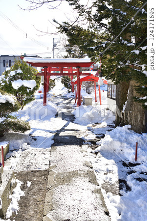 冬の北海道北斗市で七重浜稲荷神社境内の風景を撮影 124171695