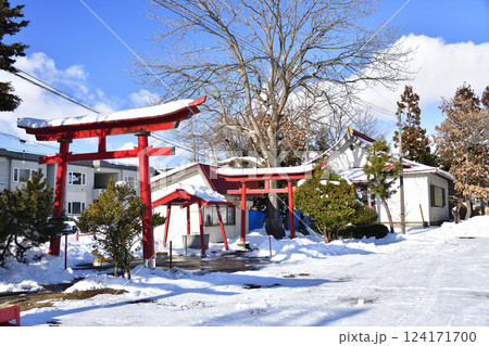 冬の北海道北斗市で七重浜稲荷神社境内の風景を撮影 冬の北海道北斗市で七重浜稲荷神社境内の風景を撮影 124171700