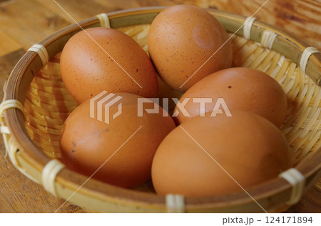 地獄蒸しで蒸しあがったゆで卵 地獄蒸しで蒸しあがったゆで卵 124171894