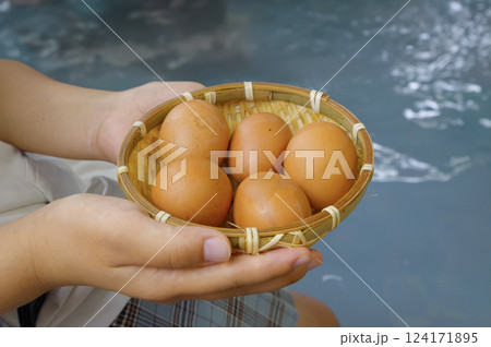 地獄蒸しで蒸しあがったゆで卵 124171895