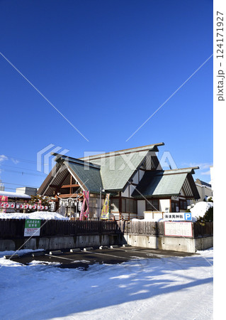 冬の北海道北斗市で七重浜海津見神社境内の風景を撮影 124171927