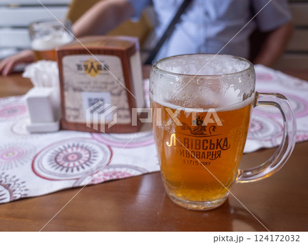 【ウクライナ】西部リヴィウのレストランのテーブルに置かれたチュウジョッキのビール 【ウクライナ】西部リヴィウのレストランのテーブルに置かれたチュウジョッキのビール 124172032