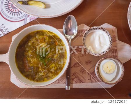 【ウクライナ】西部リヴィウのレストランのテーブルに置かれたグリーンボルシチとサワークリームとゆで卵 【ウクライナ】西部リヴィウのレストランのテーブルに置かれたグリーンボルシチとサワークリームとゆで卵 124172034