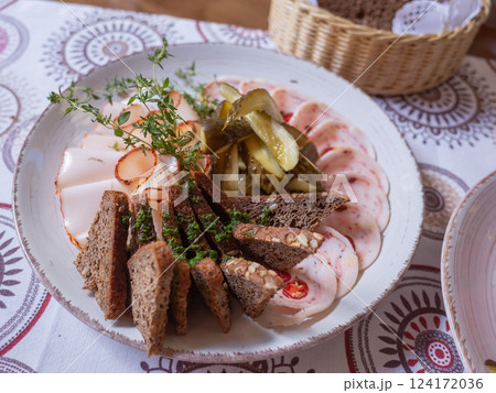 【ウクライナ】西部リヴィウのレストランのテーブルに置かれた黒パンと豚の脂身の塩漬け料理サーロ 【ウクライナ】西部リヴィウのレストランのテーブルに置かれた黒パンと豚の脂身の塩漬け料理サーロ 124172036