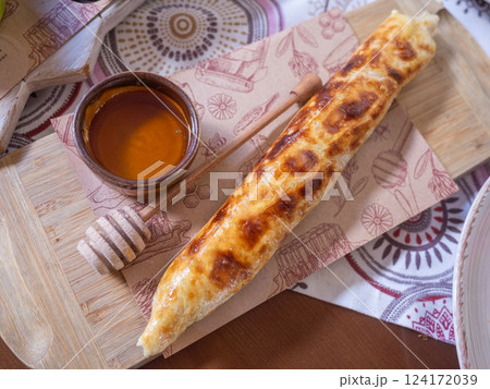 【ウクライナ】西部リヴィウのレストランのテーブルに置かれた焼け目の付いた細長い包み料理 124172039