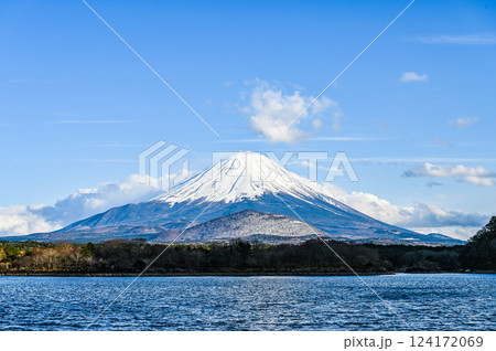 富士山と湖 124172069