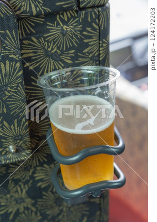 【日本】観光バス車内の座席ホルダーに置かれたプラスチックカップに注がれた生ビール 【日本】観光バス車内の座席ホルダーに置かれたプラスチックカップに注がれた生ビール 124172203