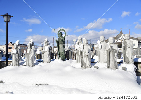 冬の北海道北斗市で大光山七宝寺境内の風景を撮影 124172332