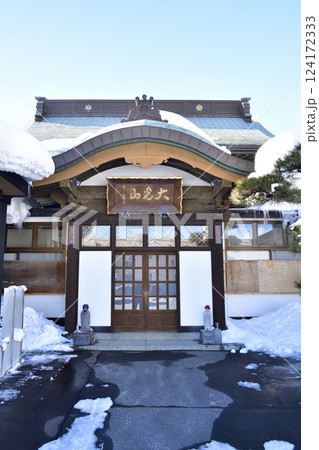 冬の北海道北斗市で大光山七宝寺境内の風景を撮影 冬の北海道北斗市で大光山七宝寺境内の風景を撮影 124172333