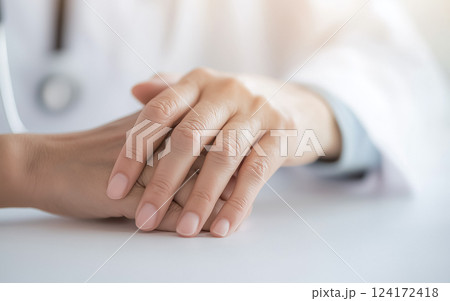 医師の手が患者の手を握る慰めと安らぎのあるシーン 124172418