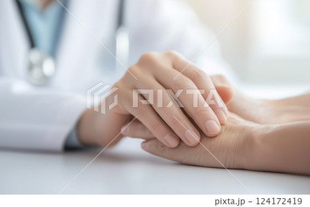 医師の手が患者の手を握る慰めと安らぎのあるシーン 124172419
