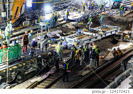 深夜の激闘!!『開かずの踏切』解消へ… 高架化工事に伴う線路切替の夜間工事 124172421