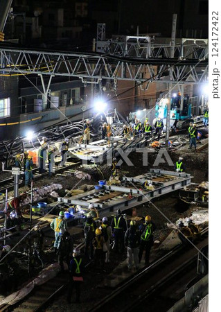 深夜の激闘!!『開かずの踏切』解消へ… 高架化工事に伴う線路切替の夜間工事 深夜の激闘!!『開かずの踏切』解消へ… 高架化工事に伴う線路切替の夜間工事 124172422