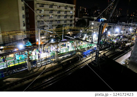 深夜の激闘!!『開かずの踏切』解消へ… 高架化工事に伴う線路切替の夜間工事 124172423