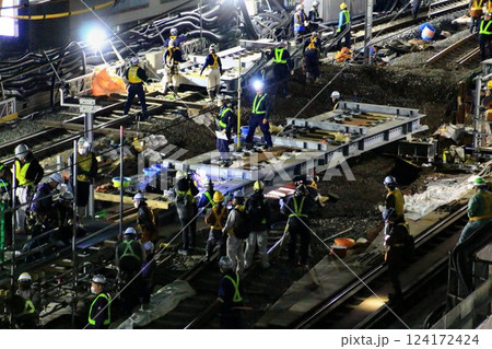 深夜の激闘!!『開かずの踏切』解消へ… 高架化工事に伴う線路切替の夜間工事 124172424
