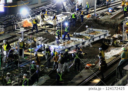 深夜の激闘!!『開かずの踏切』解消へ… 高架化工事に伴う線路切替の夜間工事 124172425