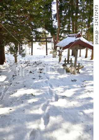 冬の北海道函館市で川上神社境内の風景を撮影 124172473