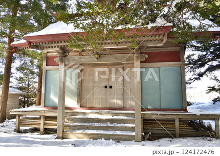 冬の北海道函館市で川上神社境内の風景を撮影 124172476