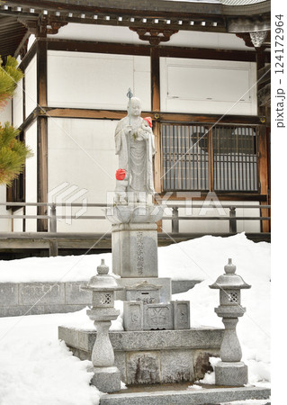 冬の北海道函館市で潜龍寺境内の風景を撮影 124172964