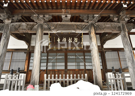 冬の北海道函館市で潜龍寺境内の風景を撮影 冬の北海道函館市で潜龍寺境内の風景を撮影 124172969