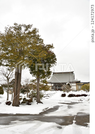 冬の北海道函館市で潜龍寺境内の風景を撮影 124172973