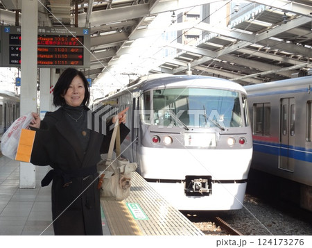 発車ベルスイッチを切ろうと待つ女性車掌さん 発車ベルスイッチを切ろうと待つ女性車掌さん 124173276