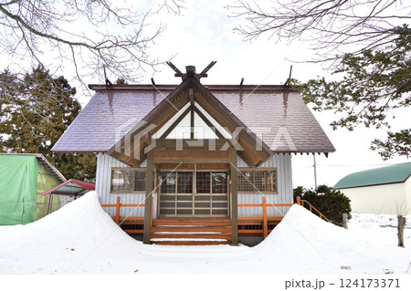 冬の北海道北斗市で一本木稲荷神社境内の風景を撮影 124173371