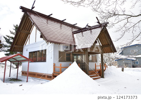 冬の北海道北斗市で一本木稲荷神社境内の風景を撮影 124173373