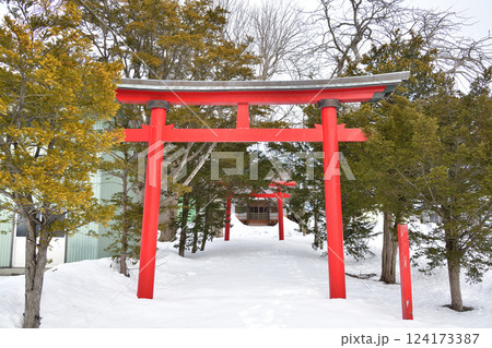 冬の北海道北斗市で一本木稲荷神社境内の風景を撮影 冬の北海道北斗市で一本木稲荷神社境内の風景を撮影 124173387