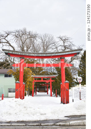 冬の北海道北斗市で一本木稲荷神社境内の風景を撮影 冬の北海道北斗市で一本木稲荷神社境内の風景を撮影 124173390