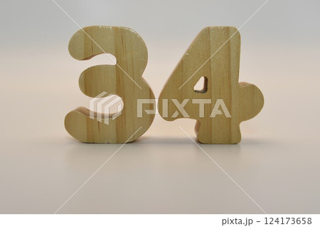 木でできた数字 124173658