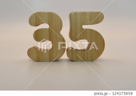 木でできた数字 木でできた数字 124173659