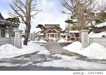 冬の北海道北斗市で慈眼山廣徳寺境内の風景を撮影 冬の北海道北斗市で慈眼山廣徳寺境内の風景を撮影 124173681