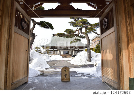 冬の北海道北斗市で慈眼山廣徳寺境内の風景を撮影 124173698