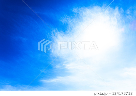 青空とぼやけた太陽の抽象的な背景素材 124173718