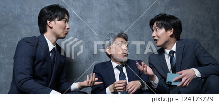 異動や左遷など社内の噂を話す上司と部下の社内政治イメージ　サラリーマン 124173729